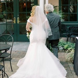 Ivory Tiered Crystal Trim Veil 42” in length. Soft, flowy high end, pristine